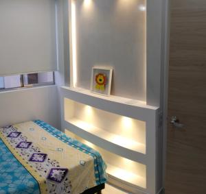 内瓦Hermoso Apartamento en Neiva的小房间,配有一张带灯的小床