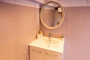 Rouffignac-de-SigoulèsL'Esprit du 24的一间带水槽和镜子的浴室