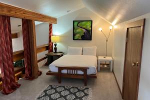 威尔森Lake Creek 1323的卧室配有白色的床和桌子
