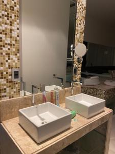 莫索罗VERT MOTEL MOSSORO的浴室设有白色水槽和镜子