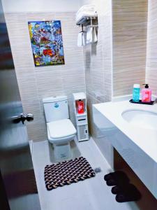 曼达维市Arthomes BB6的一间带卫生间和水槽的浴室
