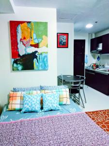 曼达维市Arthomes BB6的客厅配有沙发、桌子和绘画