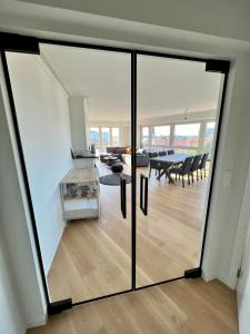 根特Le Sable Doux - Gent的玻璃门通向带用餐室的客厅
