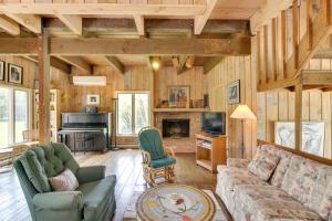 索尔兹伯里Serene Salisbury Rental Home on 26 Acres with Deck!的客厅配有沙发、椅子和电视