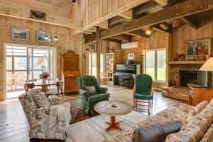 索尔兹伯里Serene Salisbury Rental Home on 26 Acres with Deck!的客厅配有沙发、椅子和壁炉