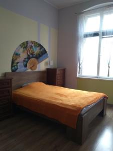 格鲁德柴兹Hostel Staromiejski的一间卧室设有一张大床和一个窗户。