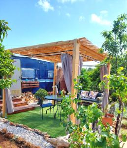干尼亚Dream Tiny House or Luxus Tent with pool的后院,带桌子和转盘