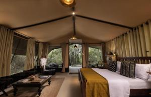 维勒珀图Leopard Trails Wilpattu的一间设有床铺的卧室,位于带窗户的房间内