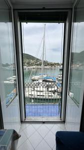 伊斯基亚Rd Guest house的从窗户可欣赏到码头上的船只景色
