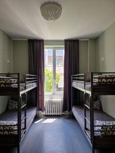 索非亚Bla Bla Hostel的客房设有三张双层床和一扇窗户。