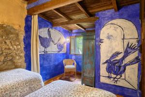 圣胡安-德拉斯阿巴德萨斯Galliner, El Reixac Casa Rural的卧室墙上挂着孔雀画