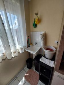 乌尼昂-达维多利亚Apartamento inteiro com garagem coberta的一间带卫生间、水槽和窗户的浴室