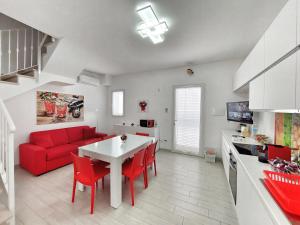 贝瓦尼亚圣彼得Villa Roberta Spiaggiabianca Deluxe - A 20 metri dal mare的客厅配有红色的沙发和桌子