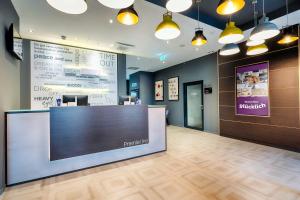 威斯巴登Premier Inn Wiesbaden City Centre的牙科办公室的大堂,设有前台