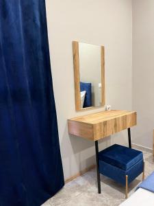 依克希亚Sapphire home的梳妆台,配有镜子和蓝色凳子