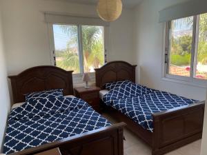 佩亚Coral Bay new furnished private villa with pool的卧室设有两张床,带两个窗户