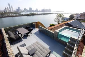巴拿马城AmazINN Places Penthouse Deluxe, Skyline and Private Rooftop的游泳池位于河边的建筑物顶部