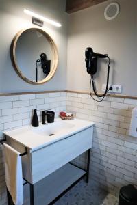 雷凯蒂奥Eguen Goiko的浴室设有白色水槽和镜子