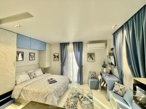十月六日城Luxury Studio House 589-6的一间卧室配有一张床、一张桌子和一把椅子