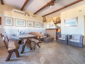 普佐伊杜Casa Ida - Wonderful Vacation的客厅配有木桌和椅子