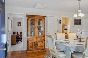 斯普林菲尔德Modern Bungalow Home with Mid-Century Flair的一间带桌子和木柜的用餐室