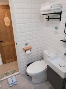 台南顾家的浴室配有白色卫生间和盥洗盆。