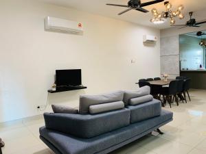 莎阿南A43 near Setia City Convention Centre & Bukit Raja的带沙发的客厅和用餐室