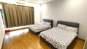 莎阿南A43 near Setia City Convention Centre & Bukit Raja的一间卧室设有两张床和窗户。