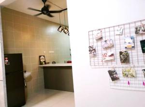 莎阿南A43 near Setia City Convention Centre & Bukit Raja的浴室设有黑色冰箱和瓷砖墙。