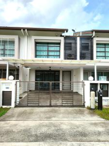 莎阿南A43 near Setia City Convention Centre & Bukit Raja的前面有门的白色房子
