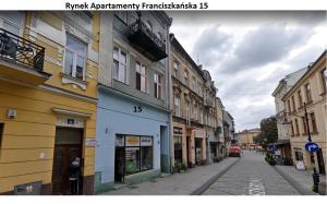 普热梅希尔Apartamenty Rynek K的城市中一条空荡荡的街道,有建筑