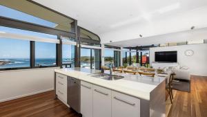 安娜湾Sails on the Beachfront - Exclusive Seaside Home的开放式厨房和客厅,享有海景