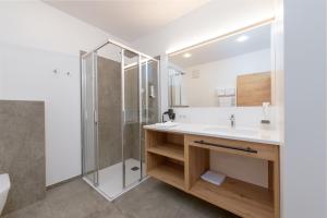 阿特湖畔努斯多夫恩伯格酒店的一间带水槽和淋浴的浴室