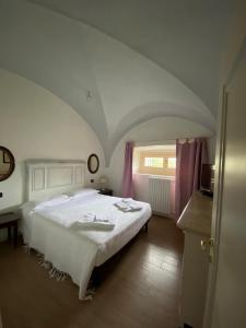 伊塞奥蒂卡卡萨菲娜萝莉酒店的卧室配有一张白色大床