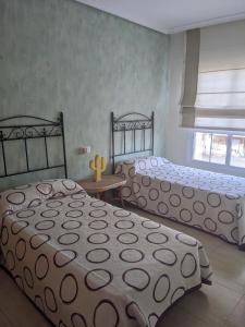 雷塔马尔ÁticoToyoAlmeria的一间卧室设有两张床和窗户。