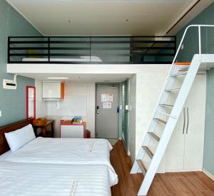 首尔Myeongdong Merlin Hotel的一间卧室配有双层床,床边设有梯子