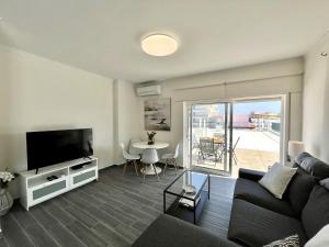 奎特里拉Quarteira Ocean Breeze 1 With Pool by Homing的带沙发和平面电视的客厅