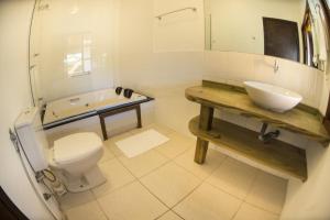 弗洛里亚诺波利斯Hi Adventure的白色的浴室设有水槽和卫生间。