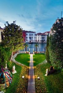威尼斯云水之都的享有公园、湖泊和建筑的景色