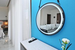 阿菲托斯Sinodinos Deluxe Apartments的镜子在蓝色的墙上