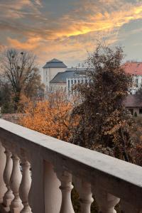 让贝克Hegyalja Étterem és Panzió的市景白色阳台