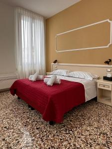 威尼斯Collegio AMDG的一间卧室配有一张带红色毯子的大床