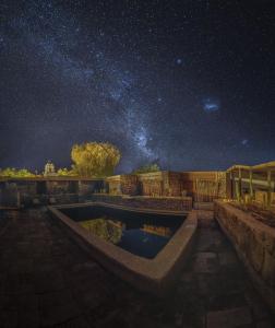 圣佩德罗·德·阿塔卡马特兰台酒店的星空,晚上有游泳池