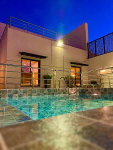 杜拉特阿拉尔شاليهات كابري وماديرا درة العروس的一座晚上设有游泳池的房子