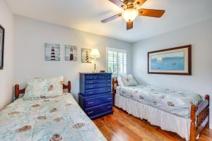 圣奥古斯丁St Augustine Vacation Rental with Private Hot Tub!的一间卧室配有两张床和吊扇