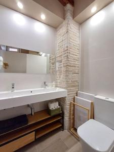维克FeelhomeVIC. Ático con terraza en centro histórico的浴室配有白色水槽和卫生间。