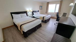 阿里卡迭戈德阿尔马格罗阿里卡酒店的酒店客房配有两张床和一张书桌