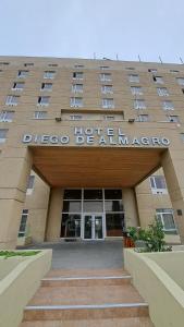 阿里卡迭戈德阿尔马格罗阿里卡酒店的带有酒店入口的艺术建筑