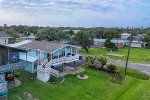 罗克波特Beautiful Rockport Home - Walk to Aransas Bay!的享有蓝色房子空中美景,设有庭院