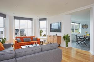 尚克林Shanklin Villa的客厅配有两张沙发和一台电视机